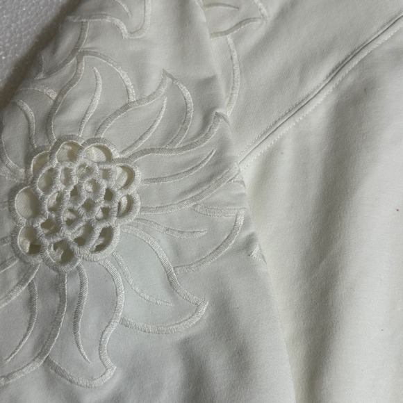 The Pulse Boutique Womens XS Off White Floral Eyelet Embroidered Sweatshirt - Picture 2 of 5